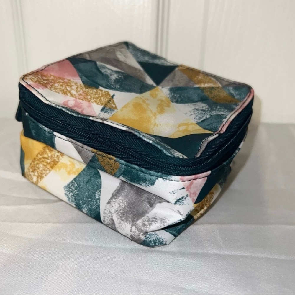 Thirty-One Travel Bundle - Picture 2 of 6